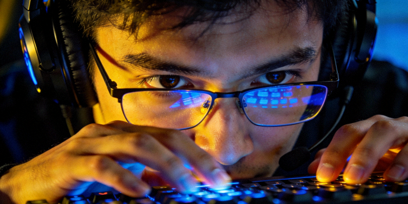 电竞选手在比赛中专注操作的近距离特写